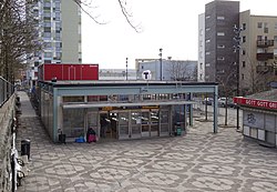 De westelijke ingang van het metrostation.