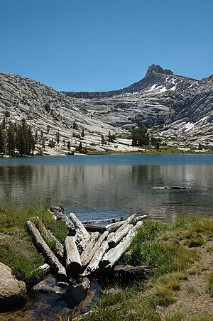 El comienzo de Budd Creek, Yosemite, en Budd Lake, Cockscomb en el fondo.jpg