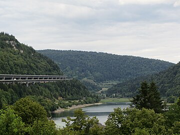 Fichier:The_viaduct_above_the_Lac_de_Sylans1.jpg