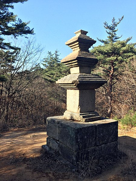 File:Three-story Stone Pagoda at third Jigok Yongjanggye Valley Temple Site, Namsan Mountain in Gyeongju, Korea.jpg