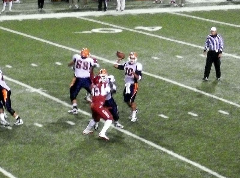 File:Trevor Vittatoe attempts a pass against the Arkansas Razorbacks, 2010.jpg