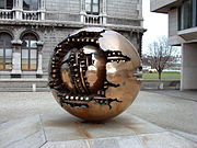 Sphere within spheres kunstwerk geschonken door de maker, Arnaldo Pomodoro