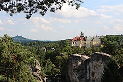 Ansicht der Burg Hrubá Skála mit der Burg Trosky im Hintergrund