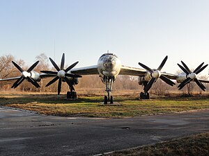 Самолет Ту-95 на постаменте в Узине