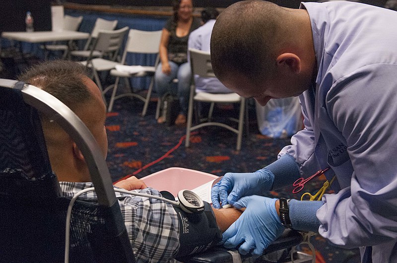 File:U.S. Navy Hospitalman Julio Gonzalez, right, assigned to Naval Medical Center San Diego, rubs alcohol on a blood donor during a blood drive at Naval Base San Diego's base theater Aug. 26, 2013 130826-N-SH505-025.jpg
