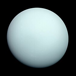 Uran na snímku sondy Voyager 2 (1986)
