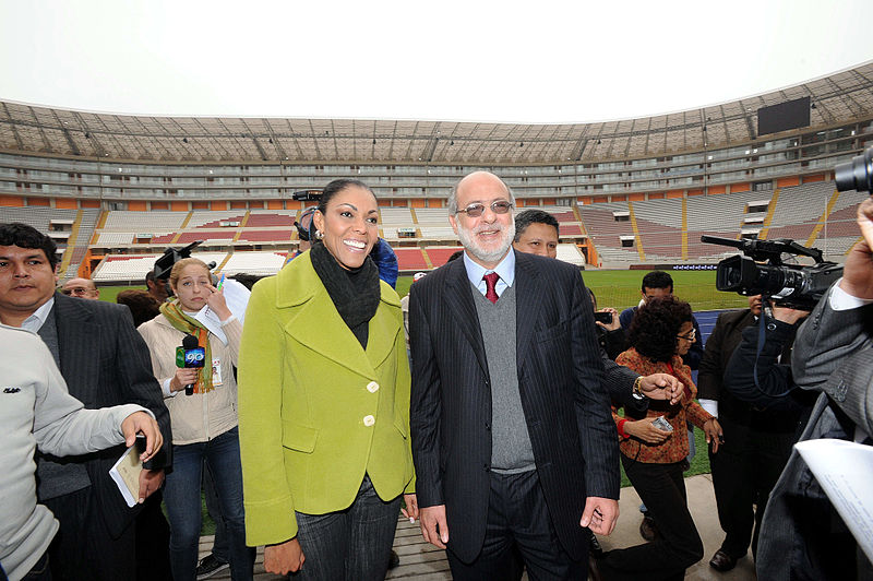 File:Uribe-Abugattas-Estadio-Nacional.jpg