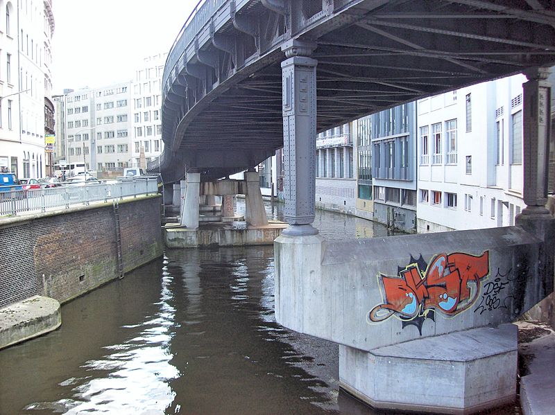 File:Viadukt Richtung Rathaus.jpg