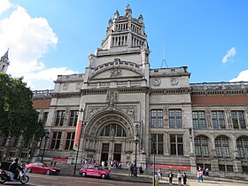 Ingresso principale del Victoria and Albert Museum (1891-1909), di fronte ai Cromwell Gardens, South Kensington, Londra