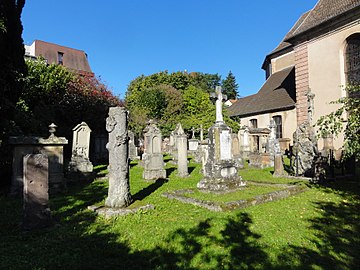 "Cementerio de burgueses" en la valla de la Iglesia de Notre Dame