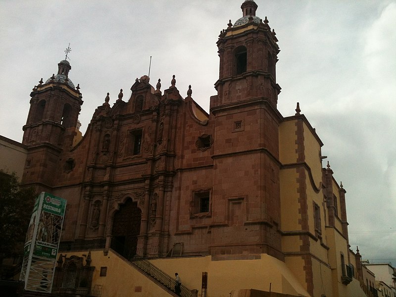 File:Vista de lado del Templo de Santo Domingo 4.JPG