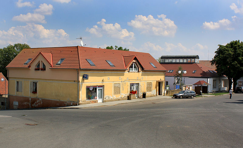 File:Vraný, general store.jpg