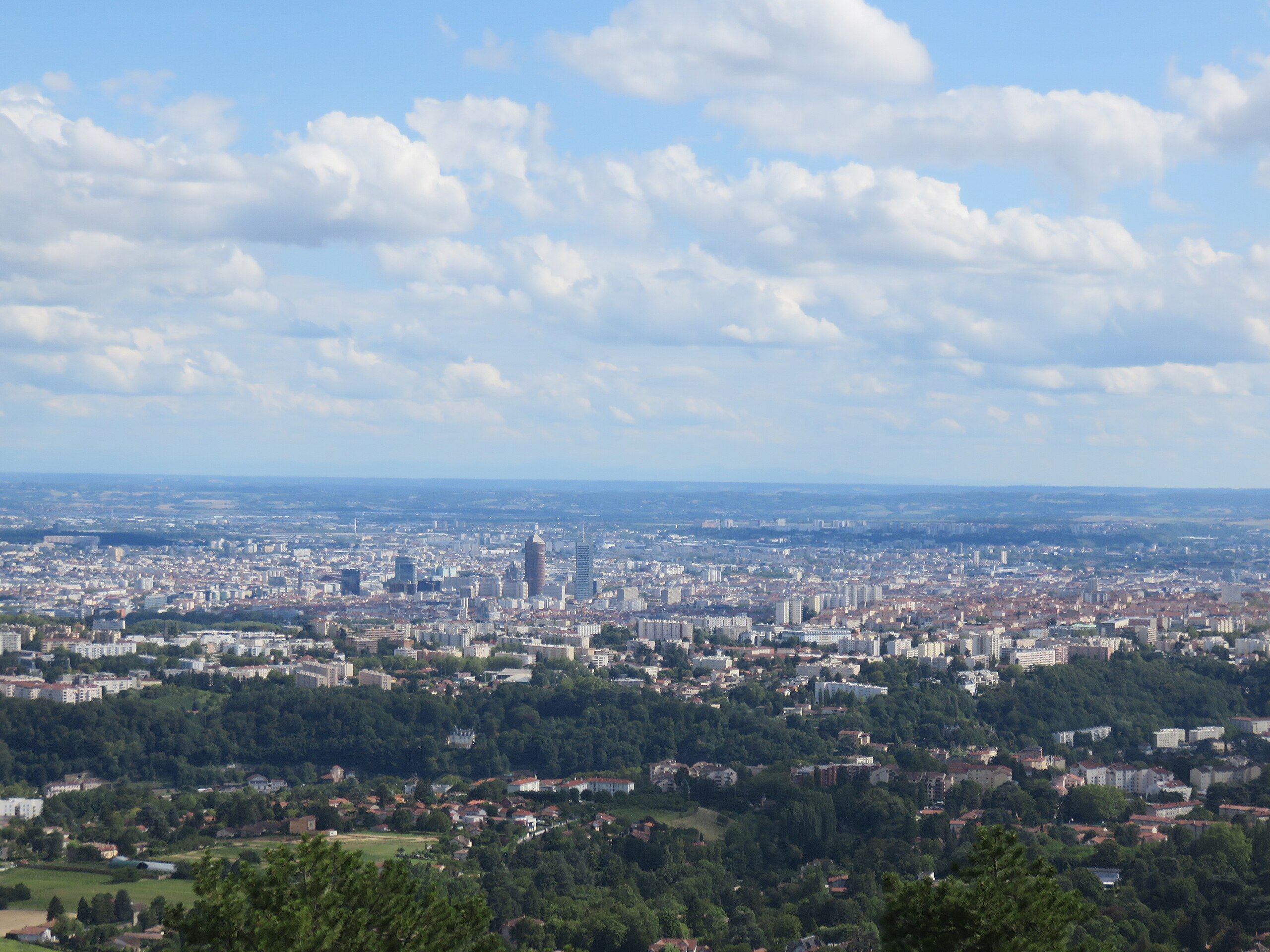 File:Vue sur le rond point la cité.jpg - Wikimedia Commons