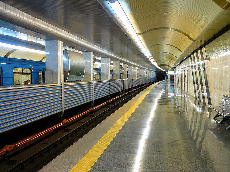 File:Vyrlytsya metro station Kiev 2009 01.jpg