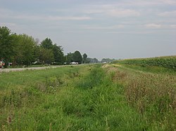 Opuštěná část kanálu Wabash a Erie na jihovýchodě městečka