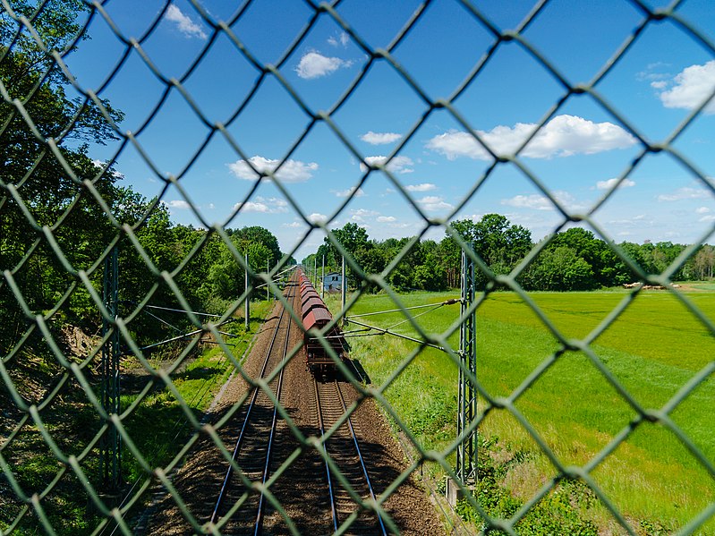 File:Wermsdorf Bahnstrecke Leipzig-Dresden Gueterzug-01.jpg