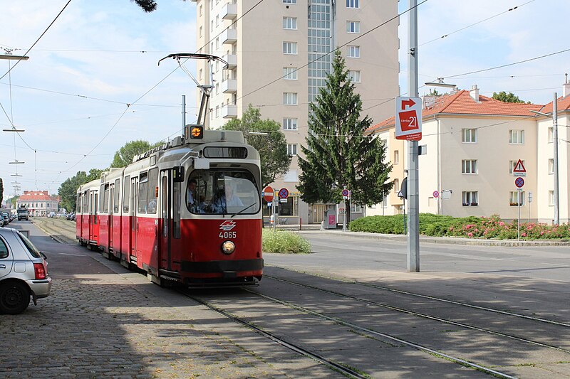 File:Wien-wiener-linien-e2-4065-808642.jpg