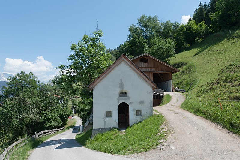 File:Wiki takes Nordtiroler Oberland 20150605 Ortskapelle Larchet 6688.jpg