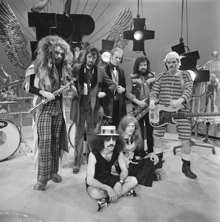 Roy Wood (left) with his band Wizzard, May 1974 Wizzard - TopPop 1974 5.png