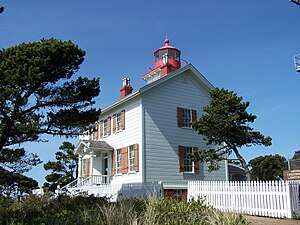 Yaquina Bay Lighthouse in the eastern part of the state park (2009)