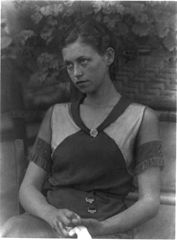 Young girl seated, half-length, photograph by Doris Ulmann - LoC 3a30241u.jpg