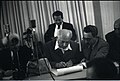 אהרן ציזלינג חותם על מגילת העצמאות 1948.jpg