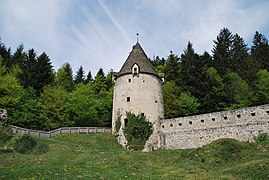 Obrambni stolp z obzidjem