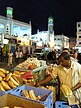 Тогровля хлебом поздно вечером на площади Старого Города Эль-Мукаллы.