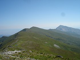 Почетокот на протегањето на главниот срт и било на Шар Планина со првите два врва Љуботен и Ливадица, сликано од Пирибег