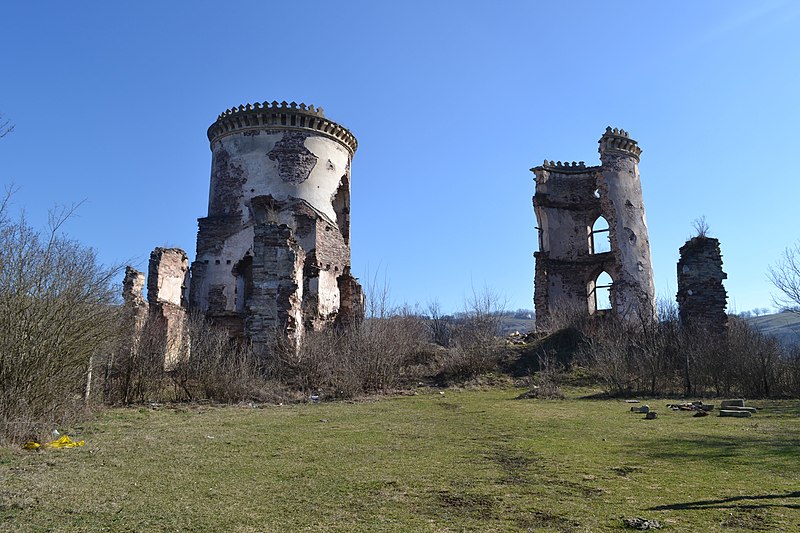 File:Червоногруд(Нирків) .Червоногородський замок.JPG