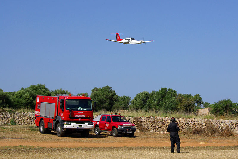 File:01052008 Ses Salines ECGHA de Panamedia Pasada baja.JPG