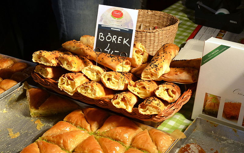 File:02016 0471 Börek, Türkische Küche, Krakau 2016.JPG