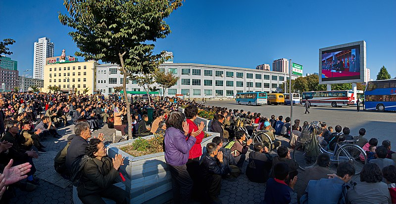 File:0921 - Nordkorea 2015 - Pjöngjang - Public Viewing am Bahnhofsplatz (22584958809).jpg