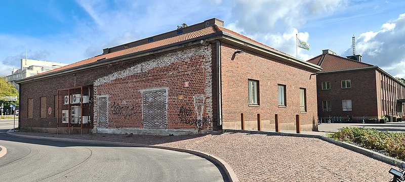 File:12 Lahti 2021 09 02 Rautatieaseman sivurakennus entinen kiitotavara osittain purettu 2018.jpg
