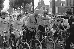 12e Tour de oude Jan voor jongens, start in Velp, peloton onderweg, Bestanddeelnr 924-7055.jpg