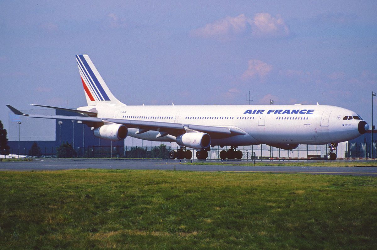 File:145ff - Air France Airbus A340, F-GLZR@CDG,11.8.2001 - Flickr 