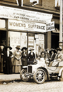 Bir oy hakkı kampanyası dükkanının önünde yarım düzine kadının 1910 görüntüsü