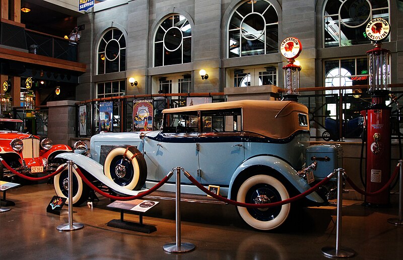 File:1932 Auburn V12 (8068369464).jpg