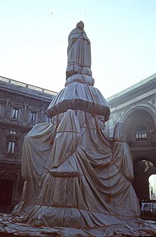 The wrapped monument in November 1970 1970-Leonardo-Da-Vinci-impacchettato.jpg