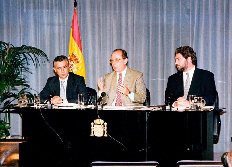 File:1996-07-05, Miguel Ángel Rodríguez durante la rueda de prensa posterior al Consejo de Ministros junto al vicepresidente segundo del Gobierno y ministro de Economía y Hacienda y al ministro de Trabajo y Asuntos Sociales.jpg