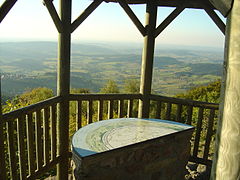 L'une des trois tables d'orientation du mont Saint-Cyr.