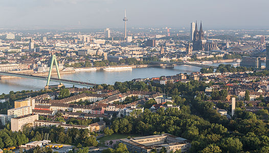 Blick über Köln-Deutz auf die Innenstadt, Rhein mit Severinsbrücke und Deutzer Brücke, Colonius, Dom