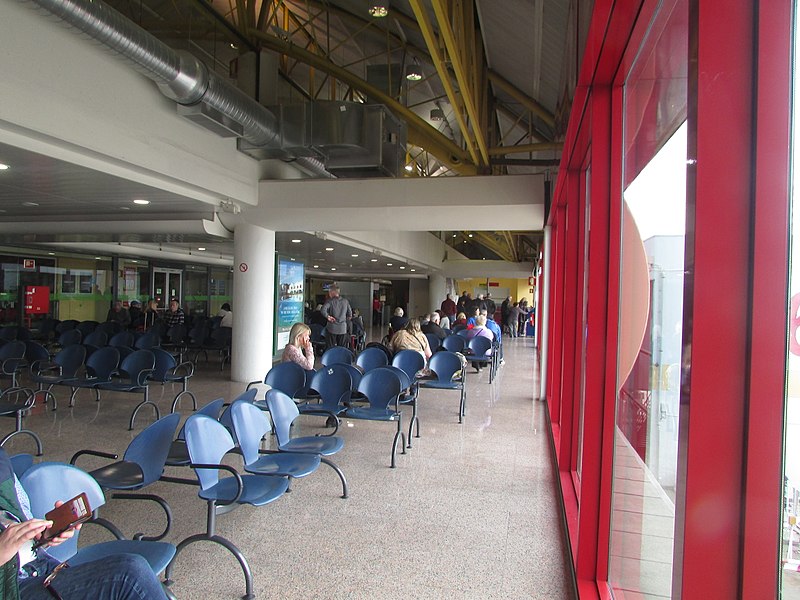 File:2017-12-14 Bording gate B52, Faro Airport.JPG