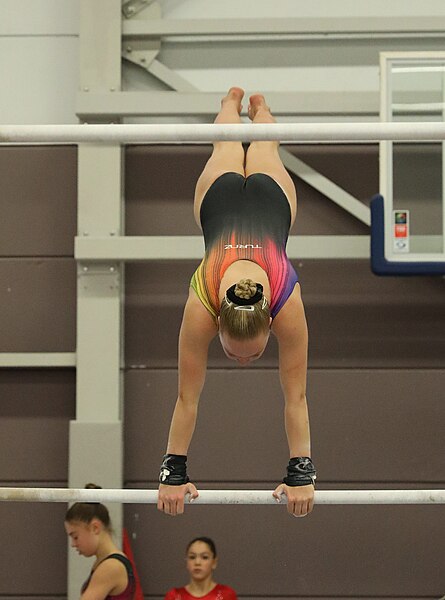 File:2022-10-30 Wase Gymcup WAG Juniors and Seniors apparatus finals warm-up Uneven bars (Martin Rulsch) 32.jpg