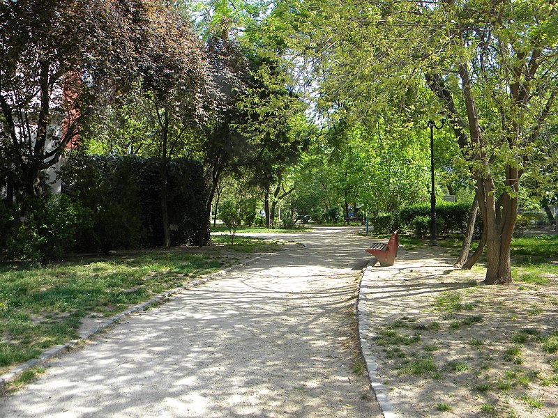 File:3. Bucuresti, Romania. Parcul Gradina Icoanei, pustiu. 19 Aprilie 2020. Prima zi de Pasti.jpg