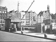 Uitzicht vanaf de Nieuwe Brug op de achterkant van de Warmoesstraat, 1941