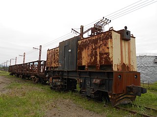 Împingător electric de locomotivă-vagon cu o rețea de contact trifazată cu patru fire