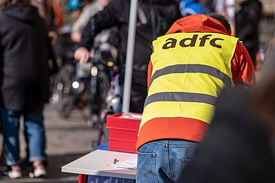 ADFC-Mitarbeiter auf dem Fahrradflomarkt in Tübingen April 2019.jpg