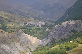 Una vista general del pueblo desde la ladera cercana.