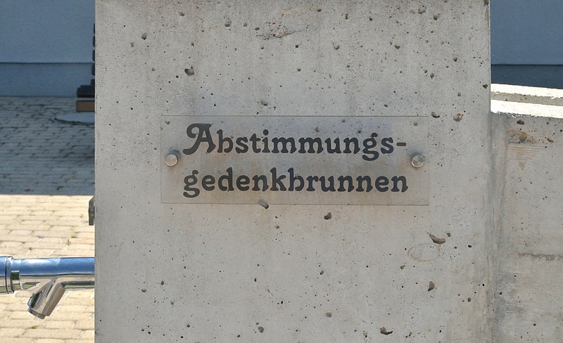 File:Abstimmungsgedenkbrunnen Rosegg 03.jpg